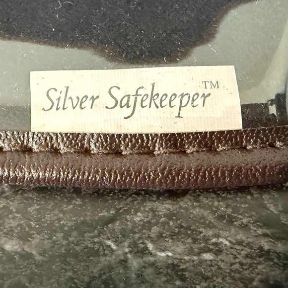 SILVER SAFEKEEPER Travel Toiletry Bags (2) - Picture 6 of 16